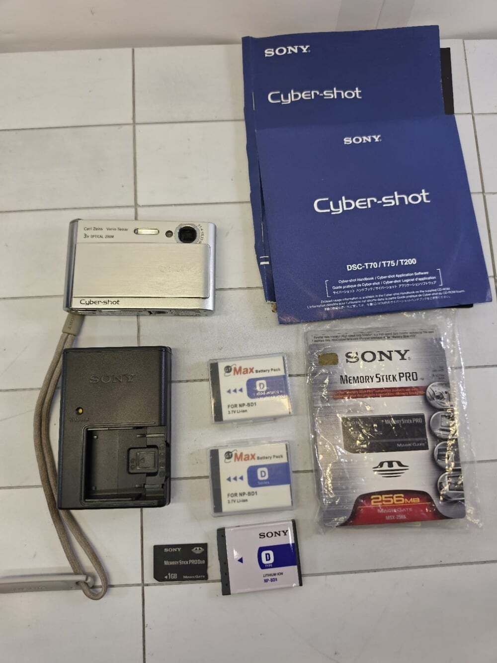 Sony Cyber-shot DSC-T70 8.1MP Digital Camera Silver w/ Batteries, TESTED